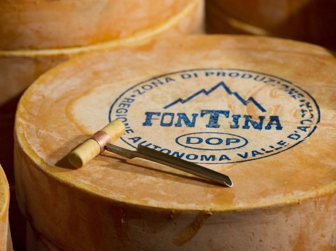 Chi non ha mai sentito parlare della Fontina Dop? Si tratta di un’eccellenza tra i formaggi di montagna, caratterizzata da una pasta morbida ed elastica, fondente, intensamente profumata con un’occhiatura non eccessiva. Il suo sapore dolce fa sì che sia amata da tutti, grandi e piccini. Pochi tuttavia conoscono la lunga storia di questo formaggio, e ancor meno immaginano il duro lavoro intrapreso dagli allevatori valdostani per produrre ogni singola forma!