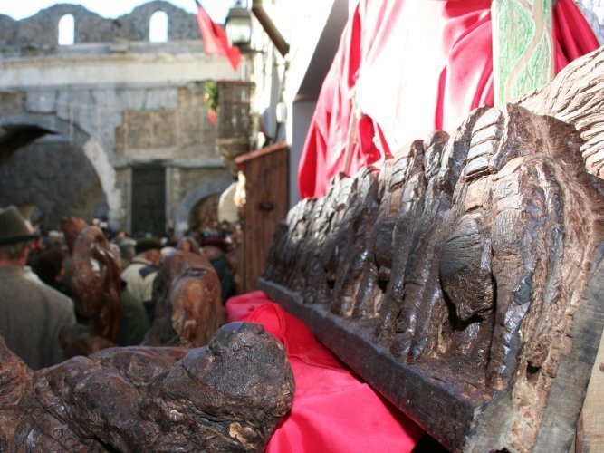 Durante i giorni più rigidi dell’anno, il 30 e 31 gennaio, in Valle d’Aosta si festeggia con la fiera di Sant’Orso di Aosta l’ormai prossima fine del freddo inverno e l’imminente arrivo del 1 febbraio, giorno dedicato ad uno dei Santi più cari alla comunità, Sant’Orso. Si tratta di un appuntamento che da ormai più di mille anni richiama la popolazione locale, che con quest’anno raggiunge la sua 1020 edizione.